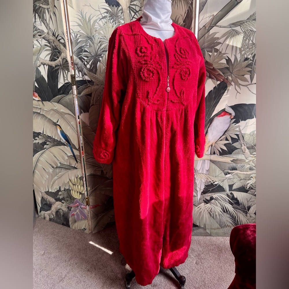 Chic Scarlet Women's Embroidered Robe